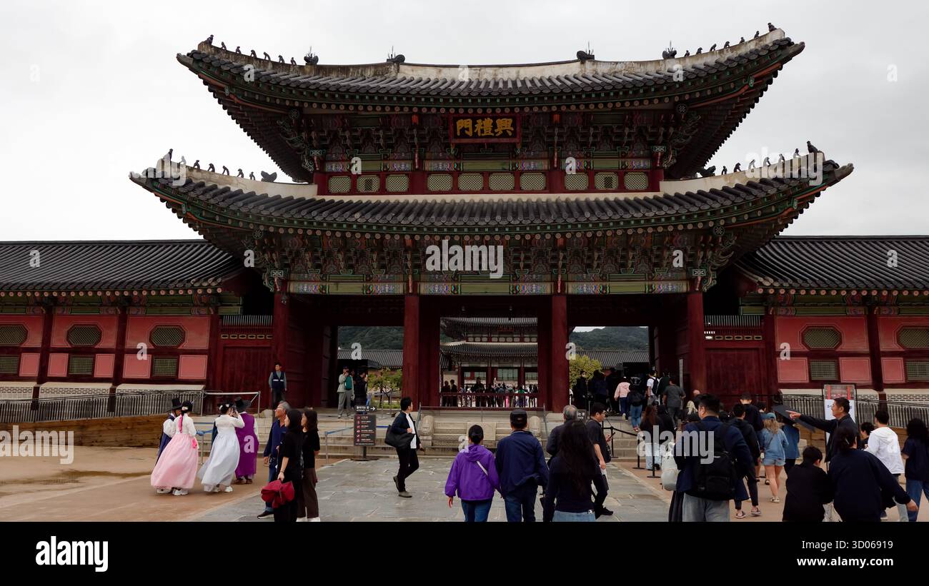 SEOUL, SÜDKOREA - 11. OKTOBER 2025 - Besucher erkunden den historischen Gyeongbokgung Palace in Seoul, Südkorea Stockfoto