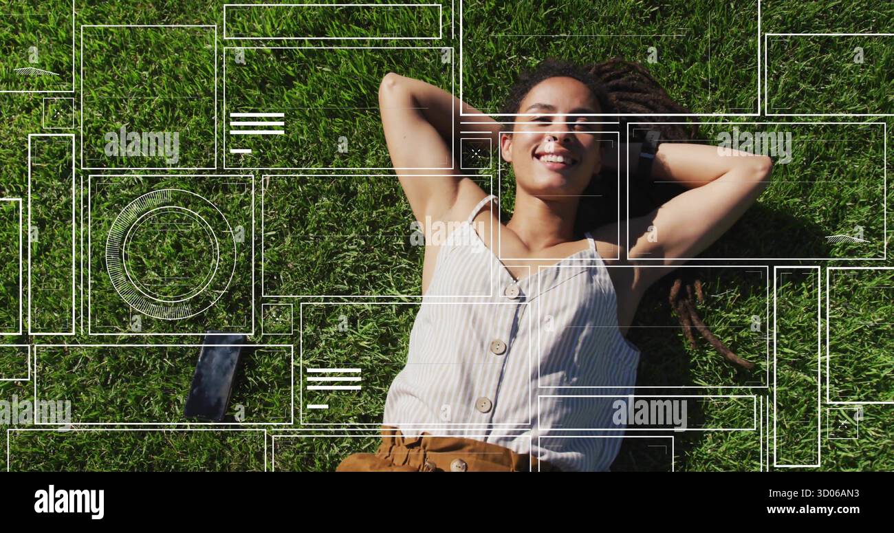 Liegende Frau mit gestreiftem Oberteil, brauner Hose auf Gras, mit Armbanduhr und Smartphone-Overlay Stockfoto