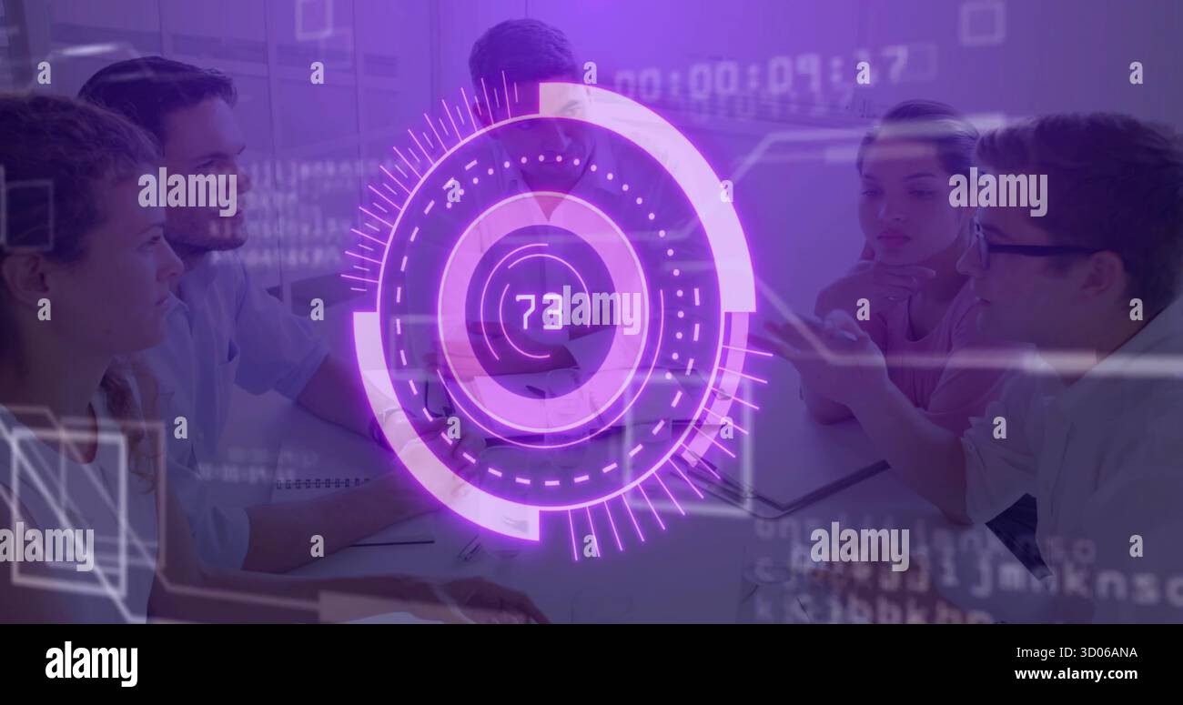 Zusammenarbeit mit fünf Kollegen, die die violette AR-Anzeige im Konferenzraum mit Laptops überprüfen Stockfoto