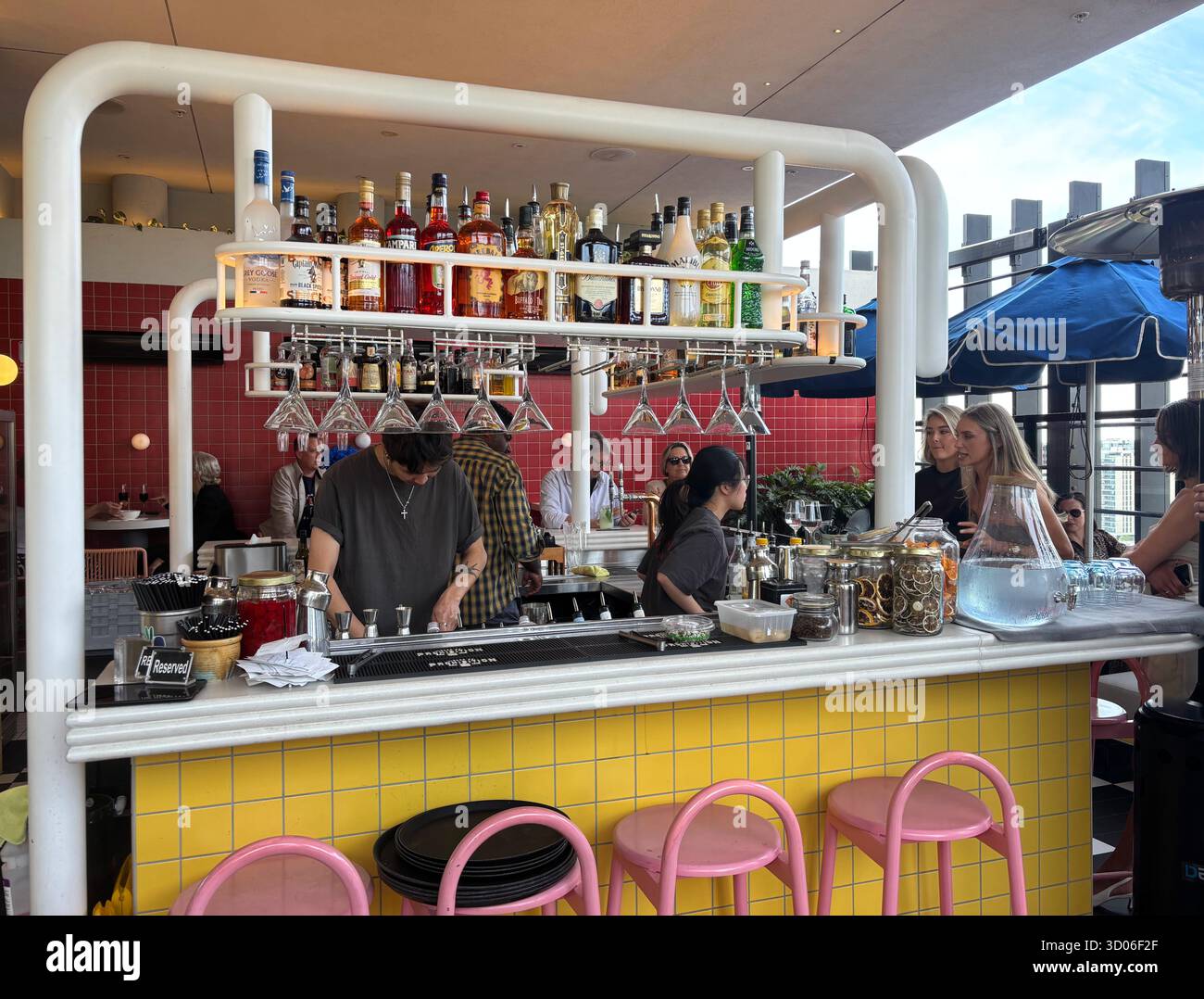 Dachbar Merrymaker, oberhalb des Hotels Indigo, Adelaide, South Australia. Kein MR oder PR Stockfoto