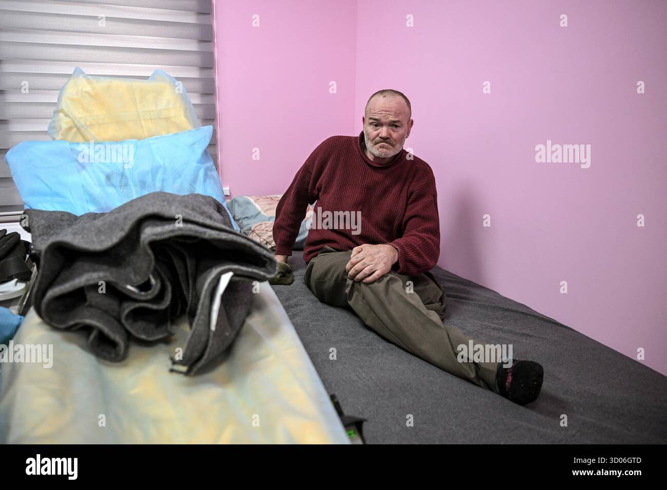 Serhii, ein Evakuierter aus Druschkiwka mit einem amputierten Bein, ruht in einer Station des restaurierten Obdachts der Wohltätigkeitsstiftung „Artak: Gemeinsam zum Traum“, um älteren und mobilitätsbehinderten Menschen aus den Frontregionen zu helfen, Zaporischschschschhia, Ukraine, 17. Oktober 2025 (Foto: Dmytro Smolienko/Ukrinform) Stockfoto