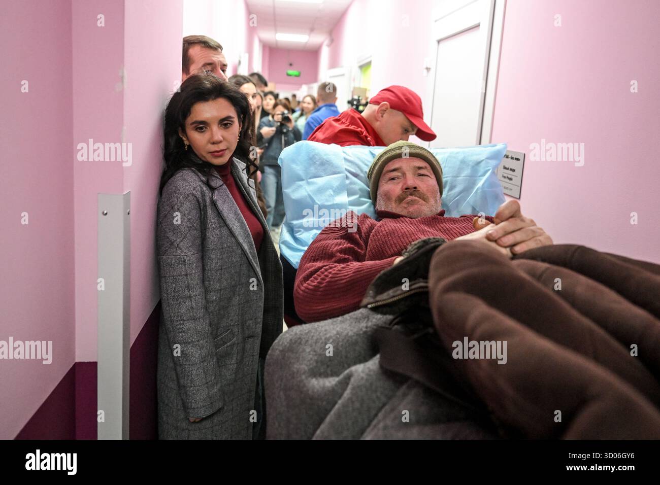 Die Sekretärin des Stadtrats von Zaporizhzhia Rehina Kharchenko steht neben Serhii, einem aus Druschkiwka in Donezk evakuierten Amputierten, im Korridor des restaurierten Unterhauses der Wohltätigkeitsstiftung „Artak: Gemeinsam zum Traum“, um älteren und mobilitätsbehinderten Menschen aus den Frontregionen zu helfen, Zaporischschschschhia, Ukraine, 17. Oktober 2025 (Foto von Dmytro Smolienko/Ukrinform) Stockfoto