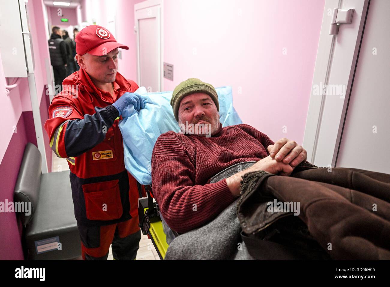 Serhii, ein Evakuierter aus Druschkiwka mit einem amputierten Bein, liegt auf einer Liege im Flur des restaurierten Obdachts der Wohltätigkeitsstiftung „Artak: Gemeinsam zum Traum“, um älteren und mobilitätsbehinderten Menschen aus den Frontregionen zu helfen, Zaporischzhia, Ukraine, 17. Oktober 2025 (Foto: Dmytro Smolienko/Ukrinform) Stockfoto