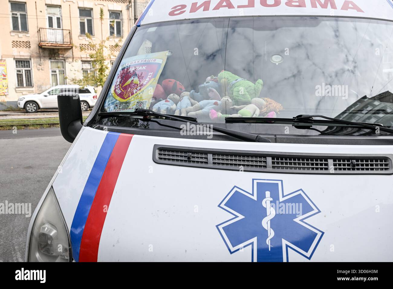Spielzeug wird auf der Windschutzscheibe eines Evakuierungsfahrzeugs der Wohltätigkeitsstiftung „Artak: Gemeinsam zum Traum“ gesehen, das Menschen mit eingeschränkter Mobilität und ältere Menschen aus den Frontgebieten der Regionen Zaporischzhia, Donezk und Charkiw, Zaporischschhia, Ukraine, evakuiert. am 17. Oktober 2025 (Foto: Dmytro Smolienko/Ukrinform) Stockfoto