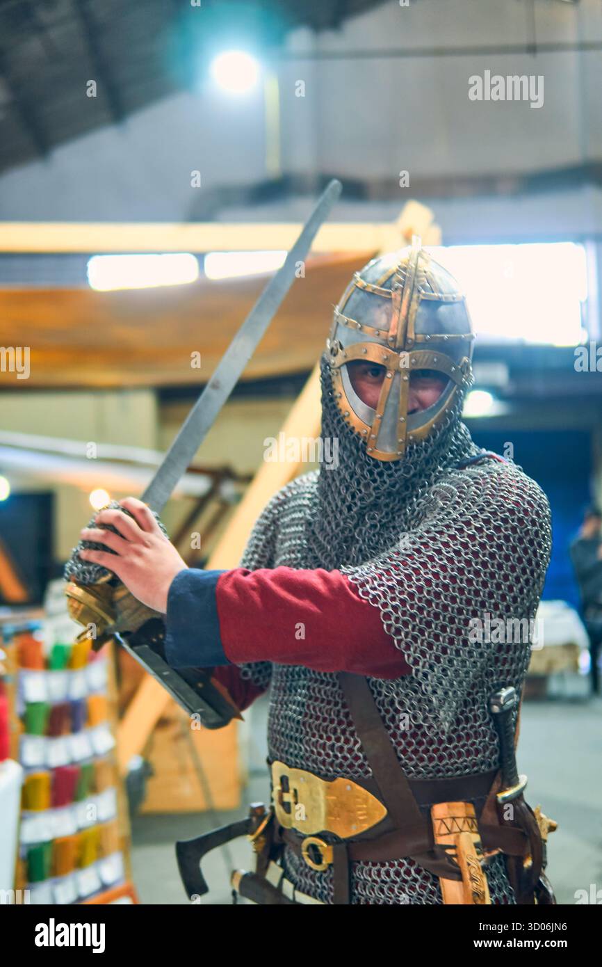 Porträt eines mittelalterlichen Ritters mit Schwert, Zubehör und glänzender Rüstung, bereit und bereit für den Kampf. Mittelalterliches Konzept, Wikinger, Kampf. Stockfoto