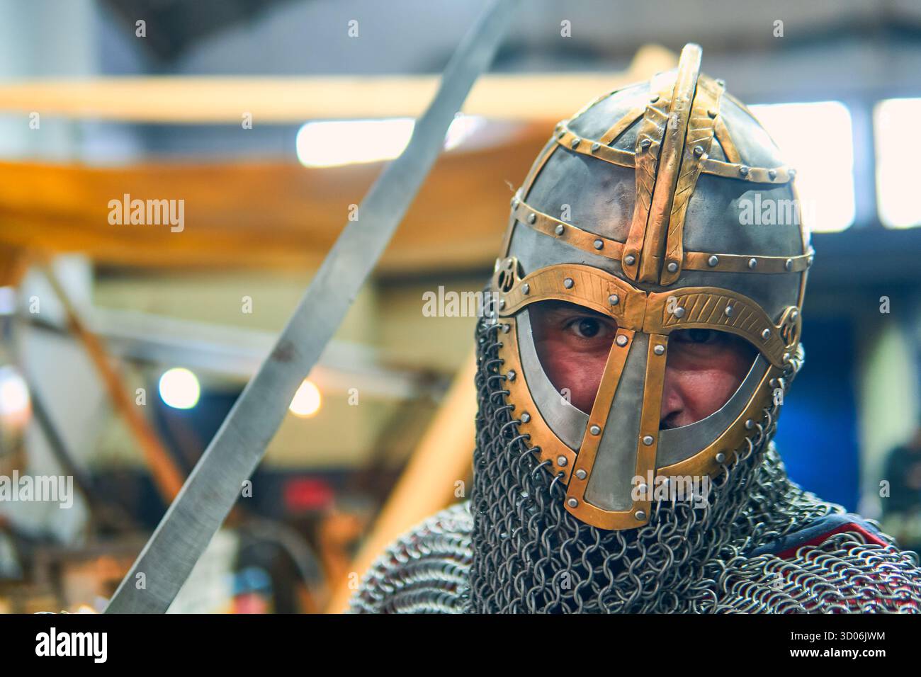Porträt eines mittelalterlichen Ritters mit Schwert, Zubehör und glänzender Rüstung, bereit und bereit für den Kampf. Mittelalterliches Konzept, Wikinger, Kampf. Stockfoto