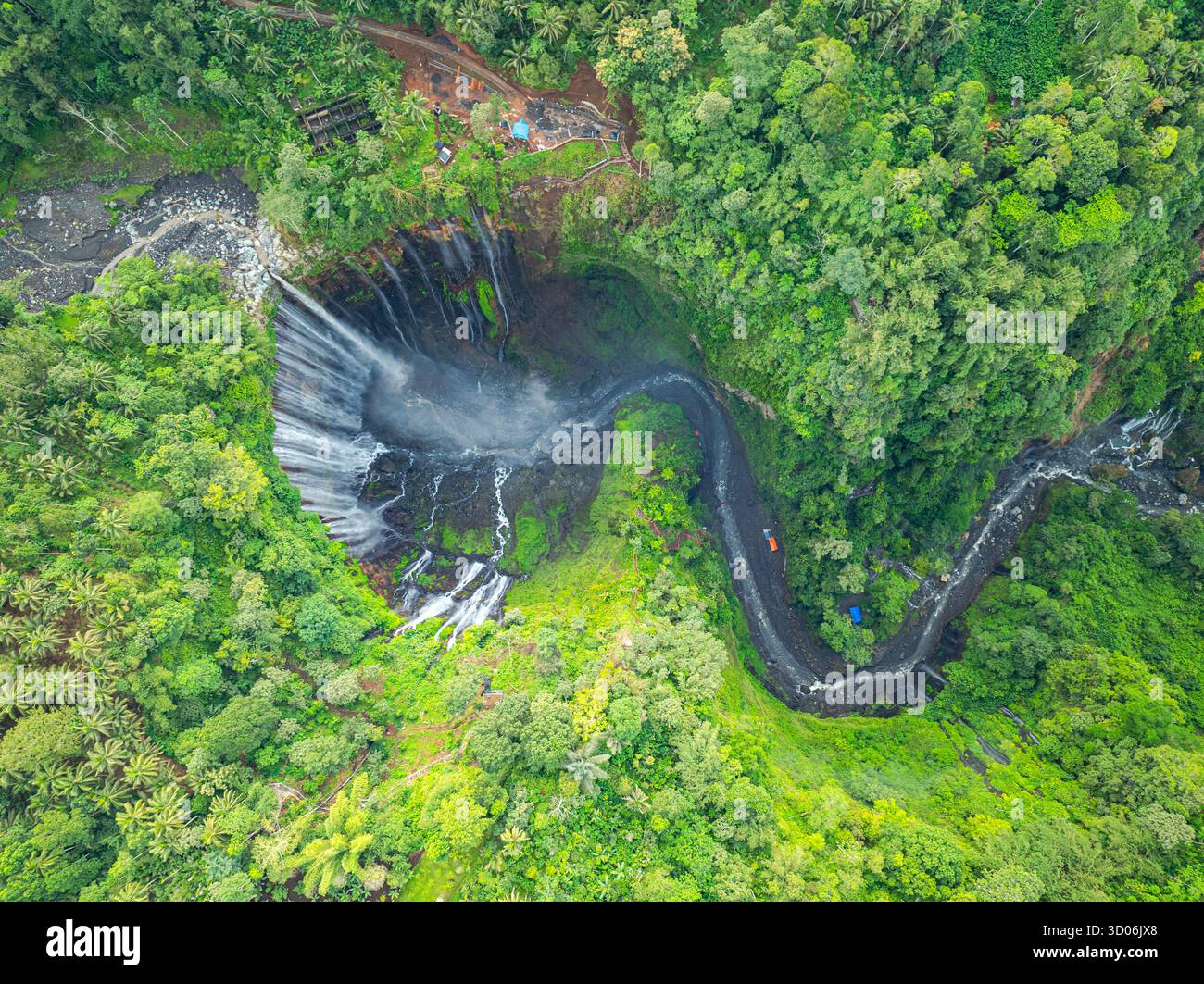 Der Tumpak Sewu Wasserfall aus der Vogelperspektive ist der schönste in Indonesien. Die Hügel und Berge in Java sind voller erstaunlicher Wasserfälle. Tausende von Wassern Stockfoto