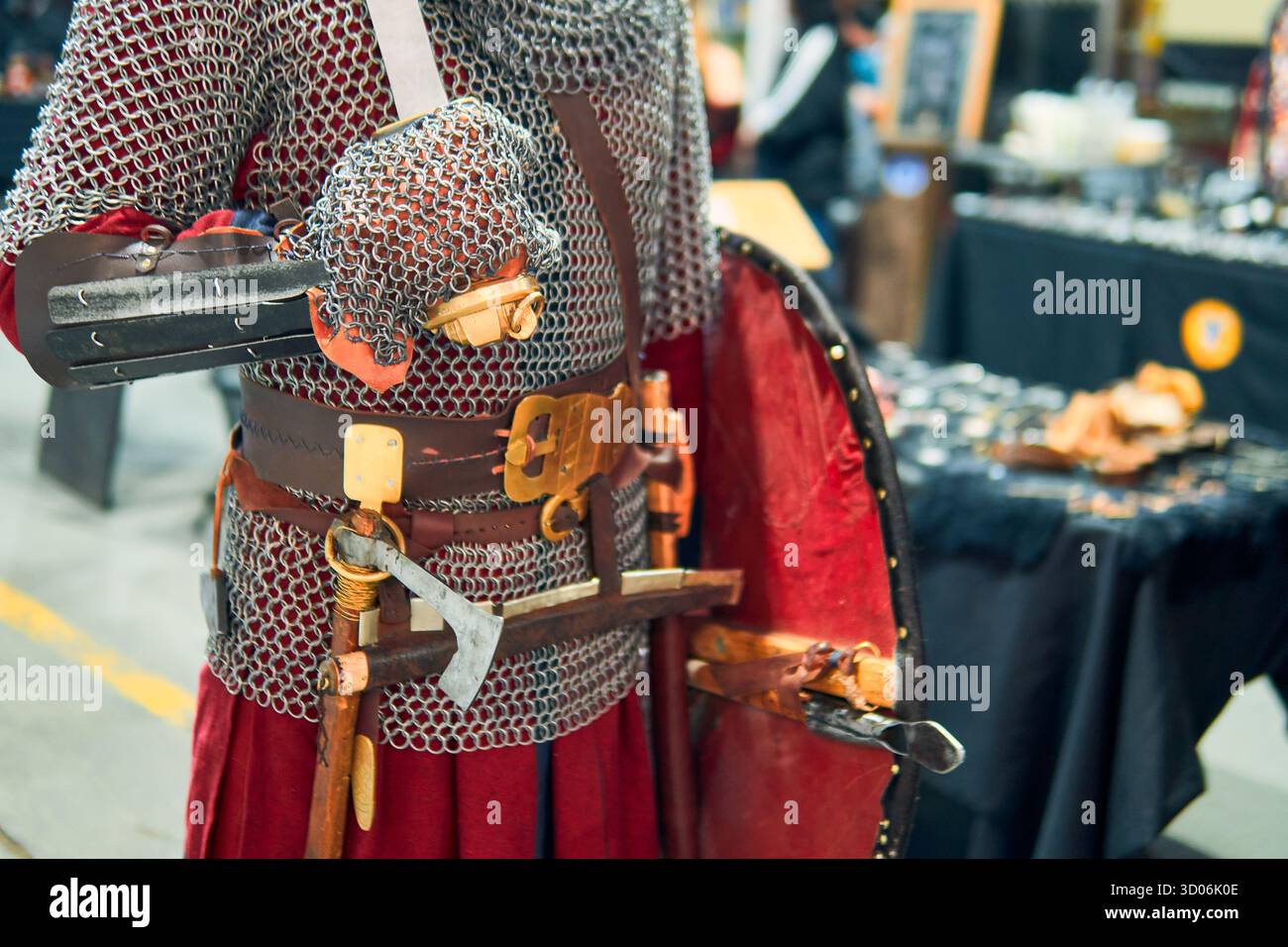 Porträt eines mittelalterlichen Ritters mit Schwert, Zubehör und glänzender Rüstung, bereit und bereit für den Kampf. Mittelalterliches Konzept, Wikinger, Kampf. Stockfoto