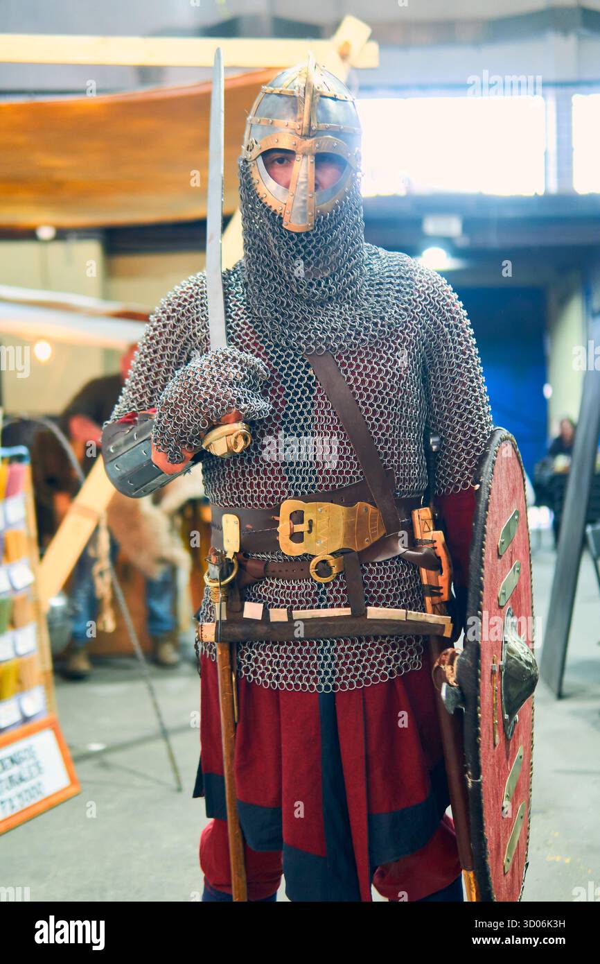 Porträt eines mittelalterlichen Ritters mit Schwert, Zubehör und glänzender Rüstung, bereit und bereit für den Kampf. Mittelalterliches Konzept, Wikinger, Kampf. Stockfoto