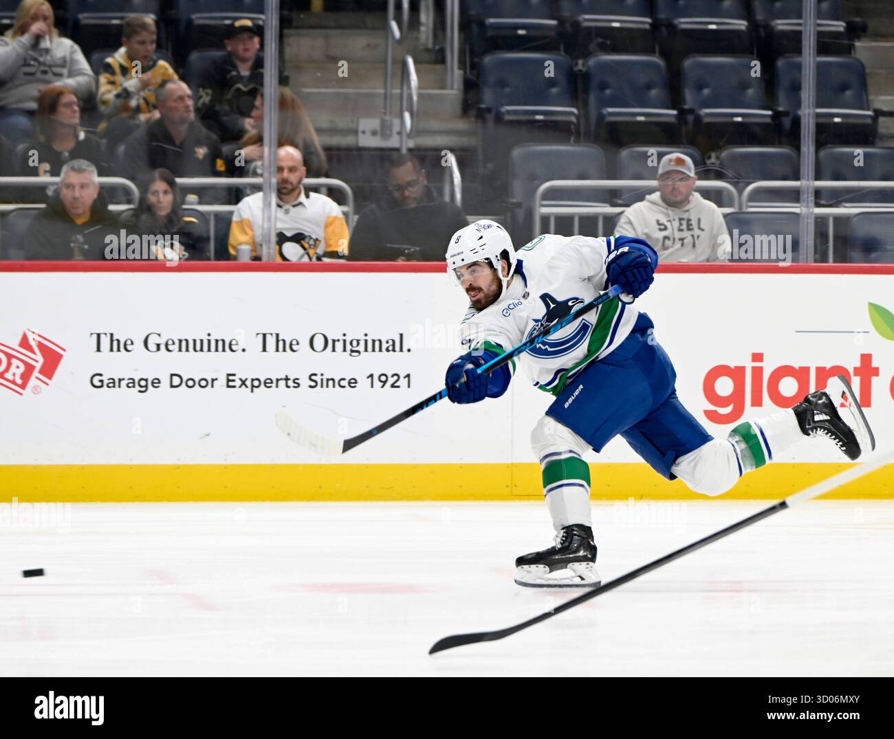Pittsburgh, Usa. Oktober 2025. Vancouver Canucks Right Wing Conor Garland (8) schießt und trifft früh in der ersten Periode gegen die Pittsburgh Penguins in der PPG Paints Arena in Pittsburgh am Dienstag, den 21. Oktober 2025. Foto von Archie Carpenter/UPI. Quelle: UPI/Alamy Live News Stockfoto