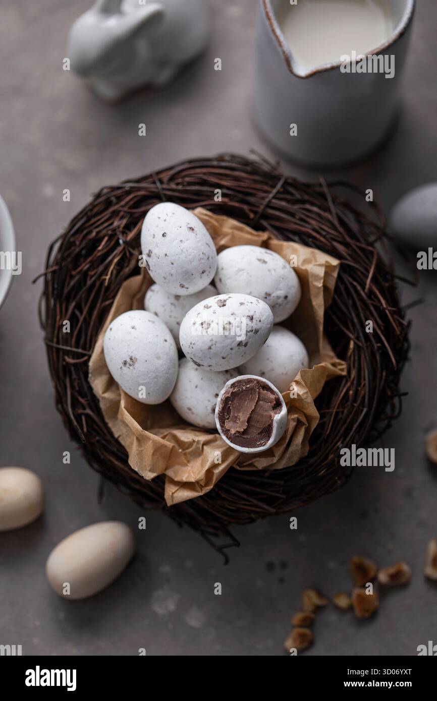 Schokoladeneier in einem Osternest Stockfoto