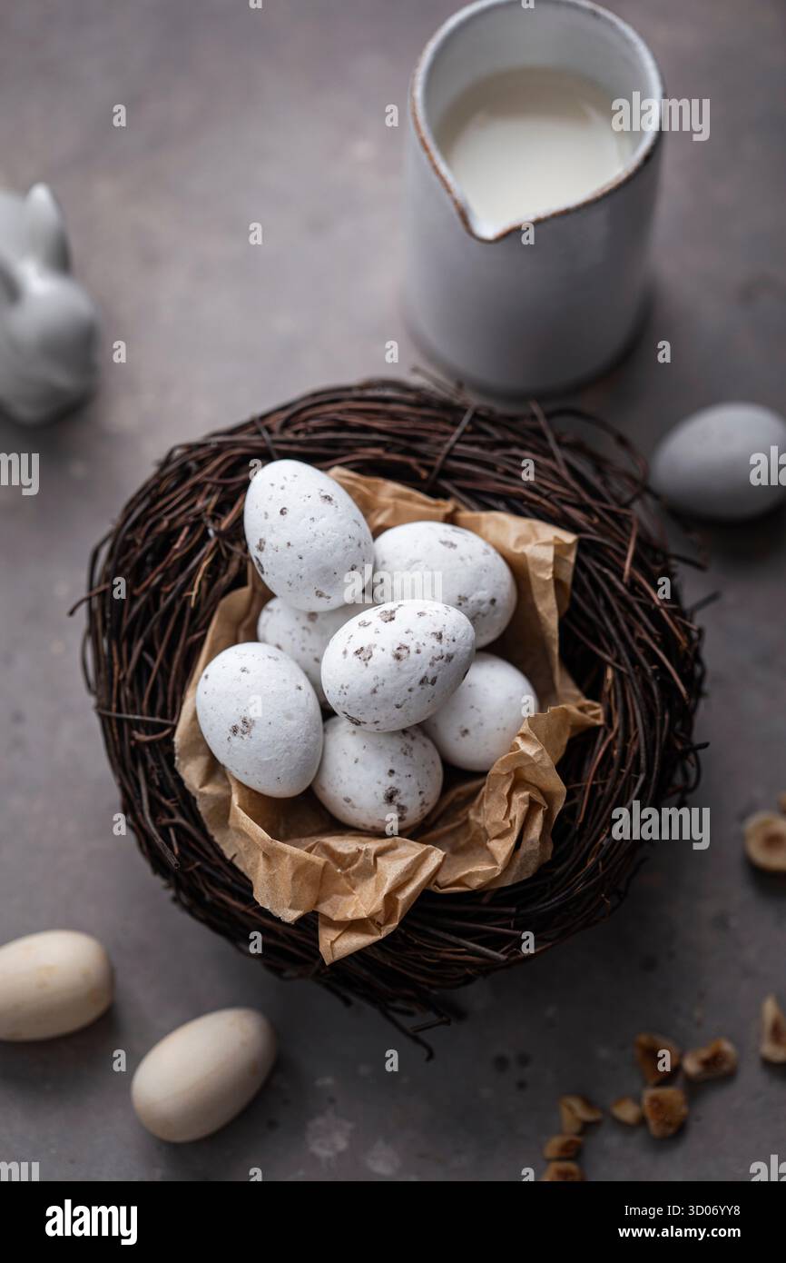 Schokoladeneier in einem Osternest Stockfoto