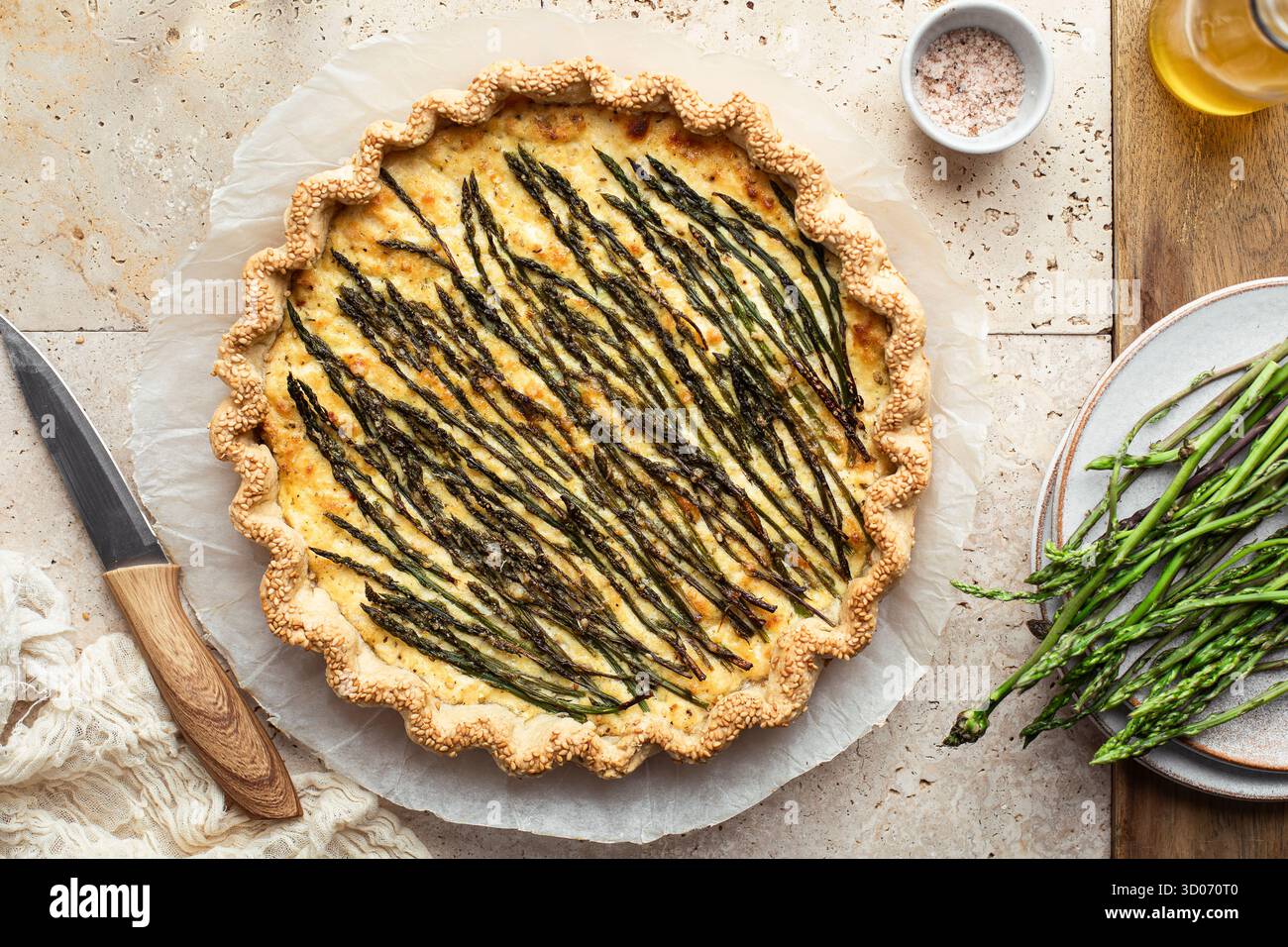 Tarte mit wildem Spargel Stockfoto