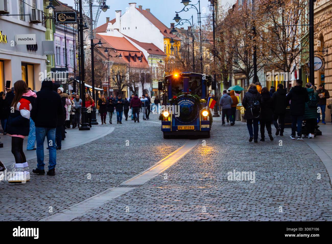 Minizug für Touristen zu Weihnachten in Sibiu, Rumänien Stockfoto