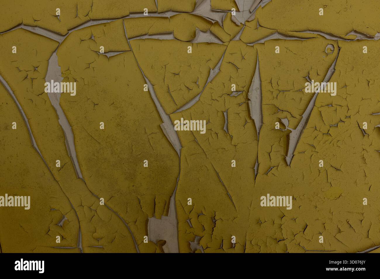 Geplatzte gelbe Wandstruktur – veraltete, abblätternde Lackoberfläche mit Vintage-Grunge-Muster für Hintergründe und Designprojekte Stockfoto
