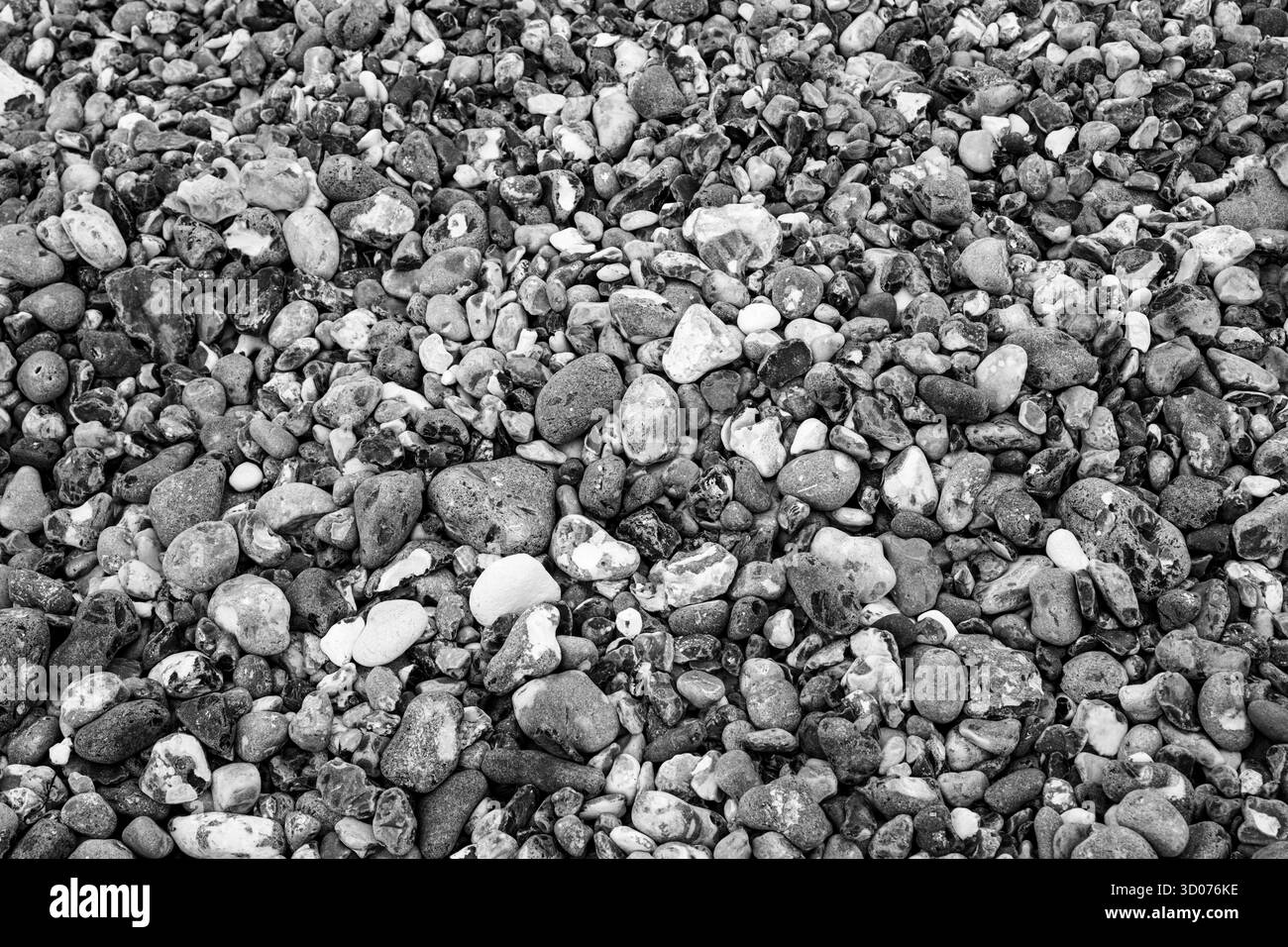 Smooth Pebble Beach Stones – Natural Coastal Rock Texture in Schwarz und weiß und Farbe für Design, Hintergründe und Naturkunst Stockfoto