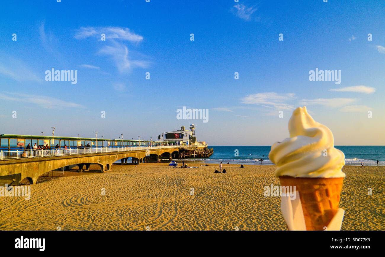 Bournemouth Pier und 99 Eis (Herr Whippy). Stockfoto