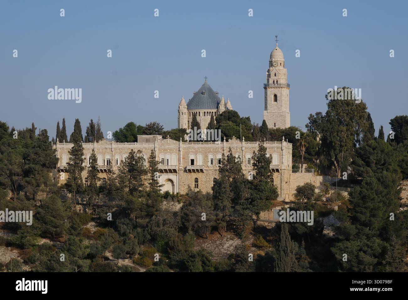 Jerusalem, Israel - 26. Mai 2025: Dormition Abbey und Glockenturm auf dem Berg Zion. Stockfoto
