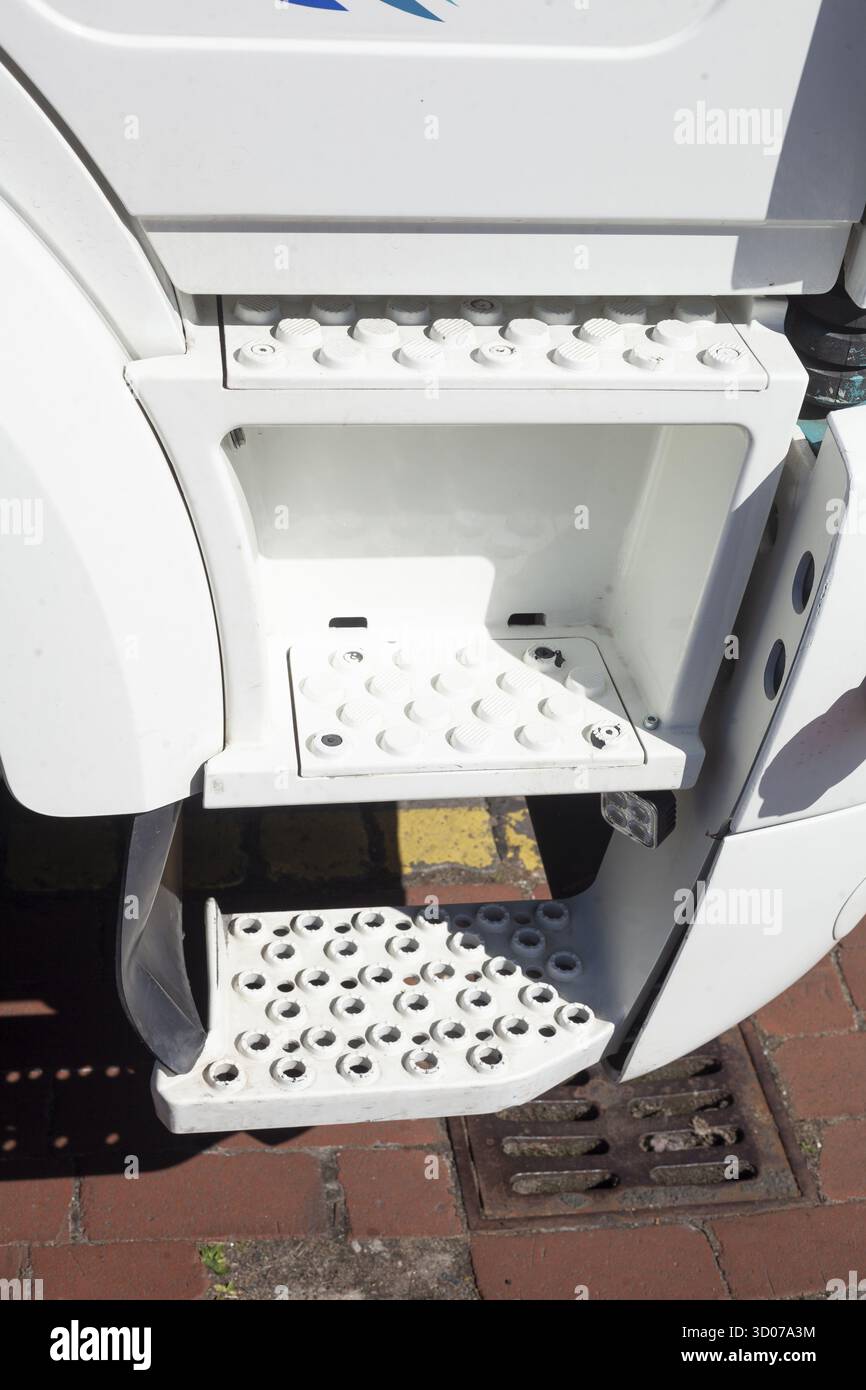 Weiße Metallstufen auf einem Lkw, Deutschland Stockfoto