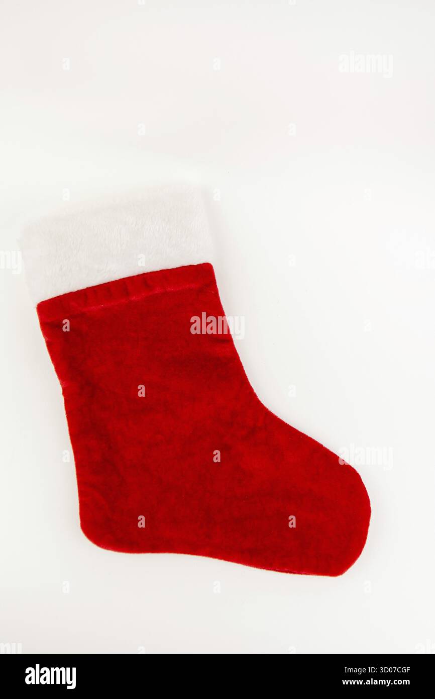 Roter Weihnachtsstrumpf isoliert auf weißem Hintergrund. Weihnachts- oder Urlaubskonzept Stockfoto