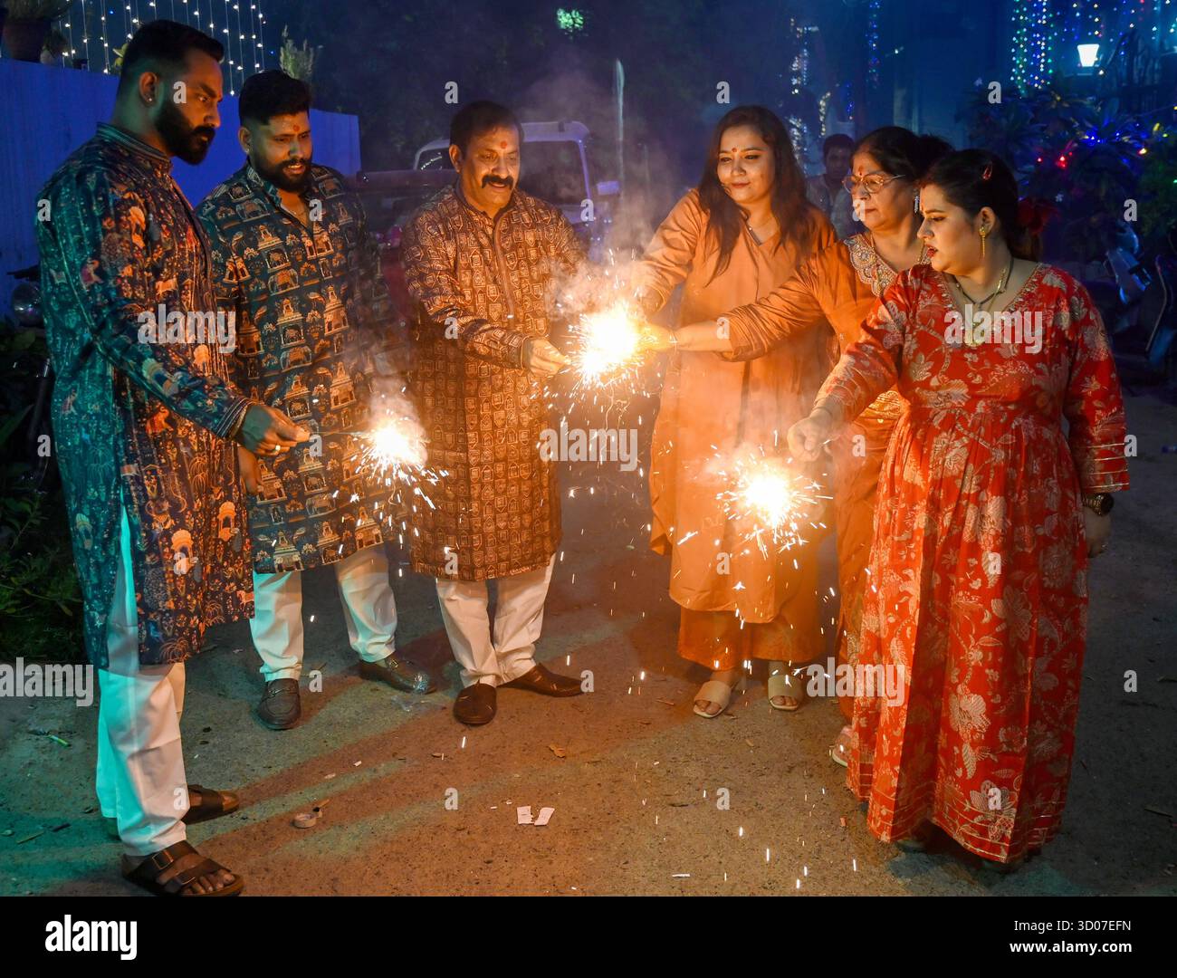 NOIDA, INDIEN - 20. OKTOBER: Menschen zünden ein Feuerwerk anlässlich des Lichterfestes Diwali am 20. Oktober 2025 in Noida, Indien. Foto: Sunil Ghosh/Hindustan Times Menschen feiern das Diwali Festival in ganz indien Stockfoto