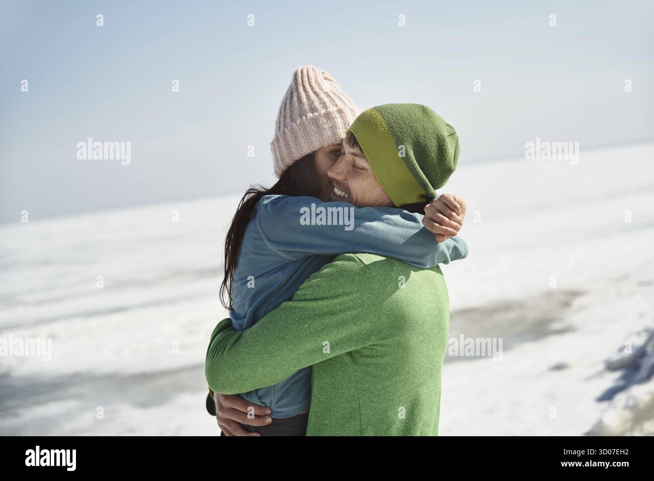 Junge erwachsene Paare draußen Spaß im Winter Landschaft Stockfoto
