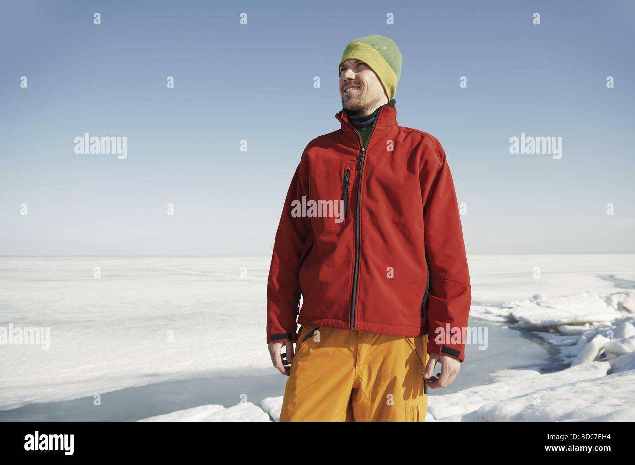 Junge erwachsene Mann draussen eisige Landschaft erkunden Stockfoto