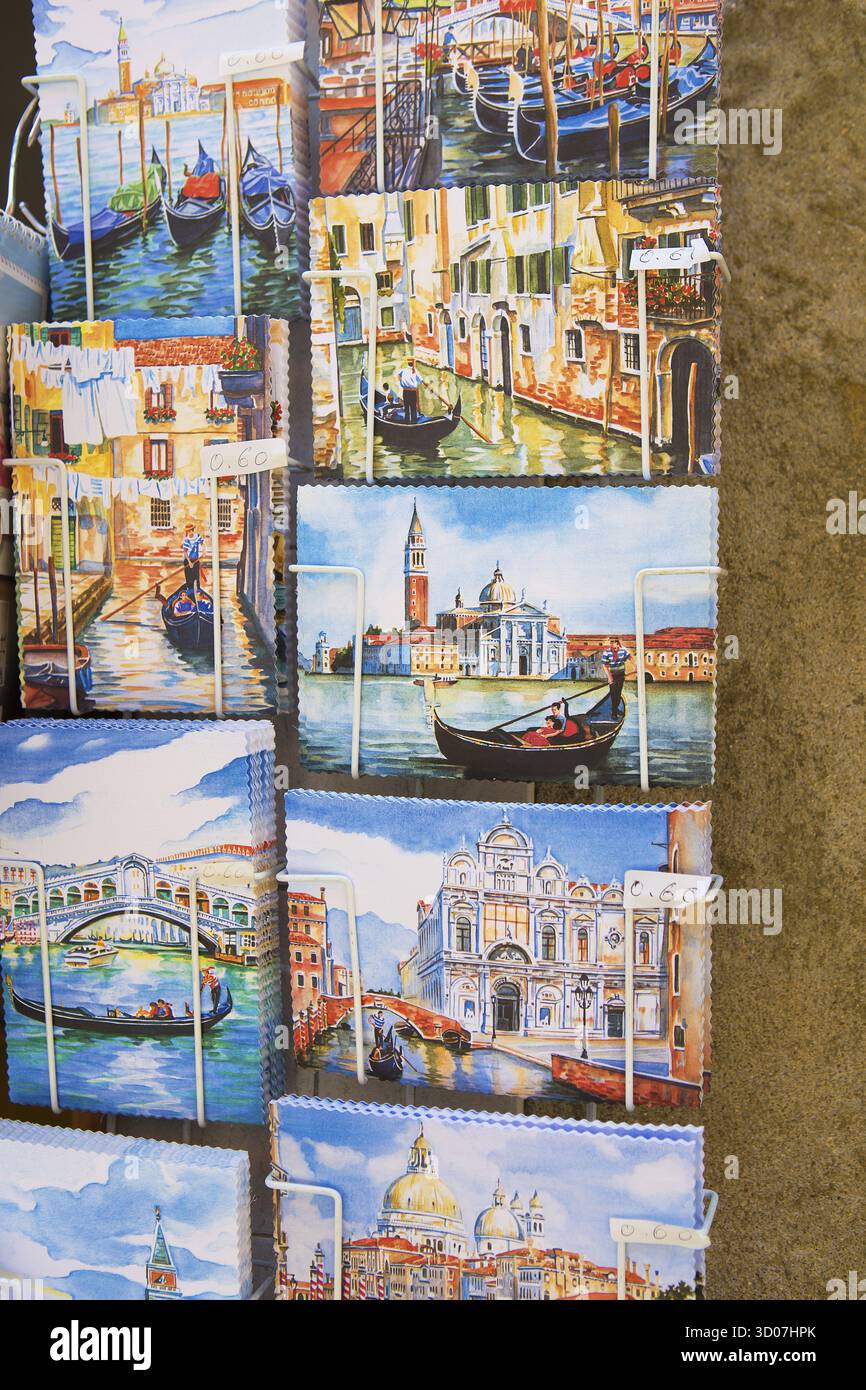 Ansichtskarten im Buchladen am Wasser Alta Acqua Libreria in Venedig, Italien Stockfoto