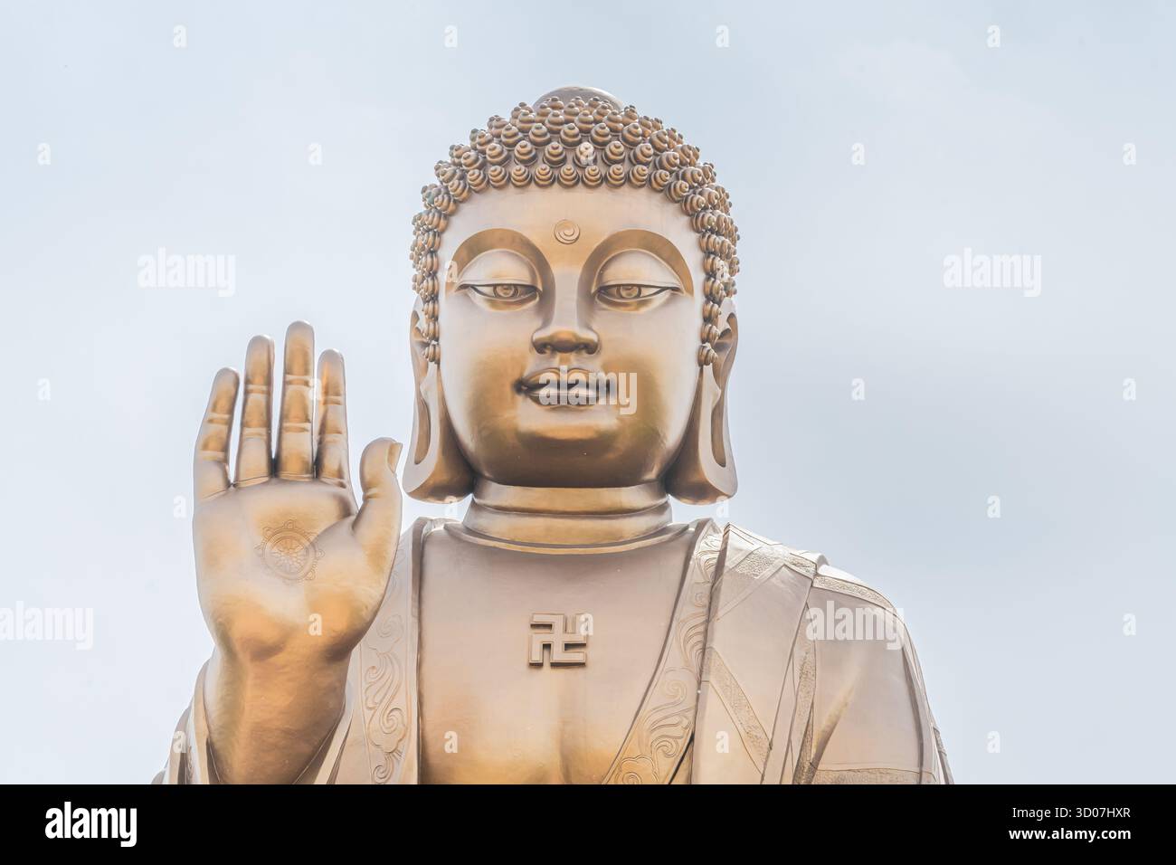 Schließen Sie das Sitzen auf einer Buddha-Statue mit Lotusblumen im Touristengebiet Nanshan Mountain in Longkou City, China. Stockfoto Schließen Sie das Sitzen auf einer Buddha-Statue mit Lotusblumen im Touristengebiet Nanshan Mountain in Longkou City, China. Stockfoto