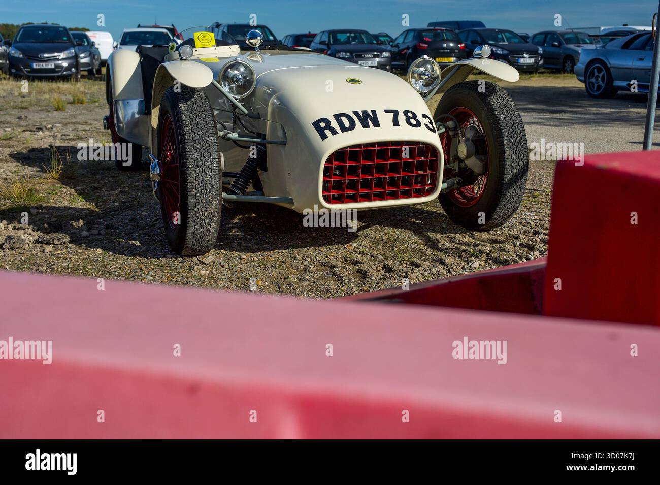 Lotus Seven Series 1 in weiß mit rotem Kühlergrill, mit roten Barrieren im Vordergrund, die das vordere Ende einrahmen Stockfoto