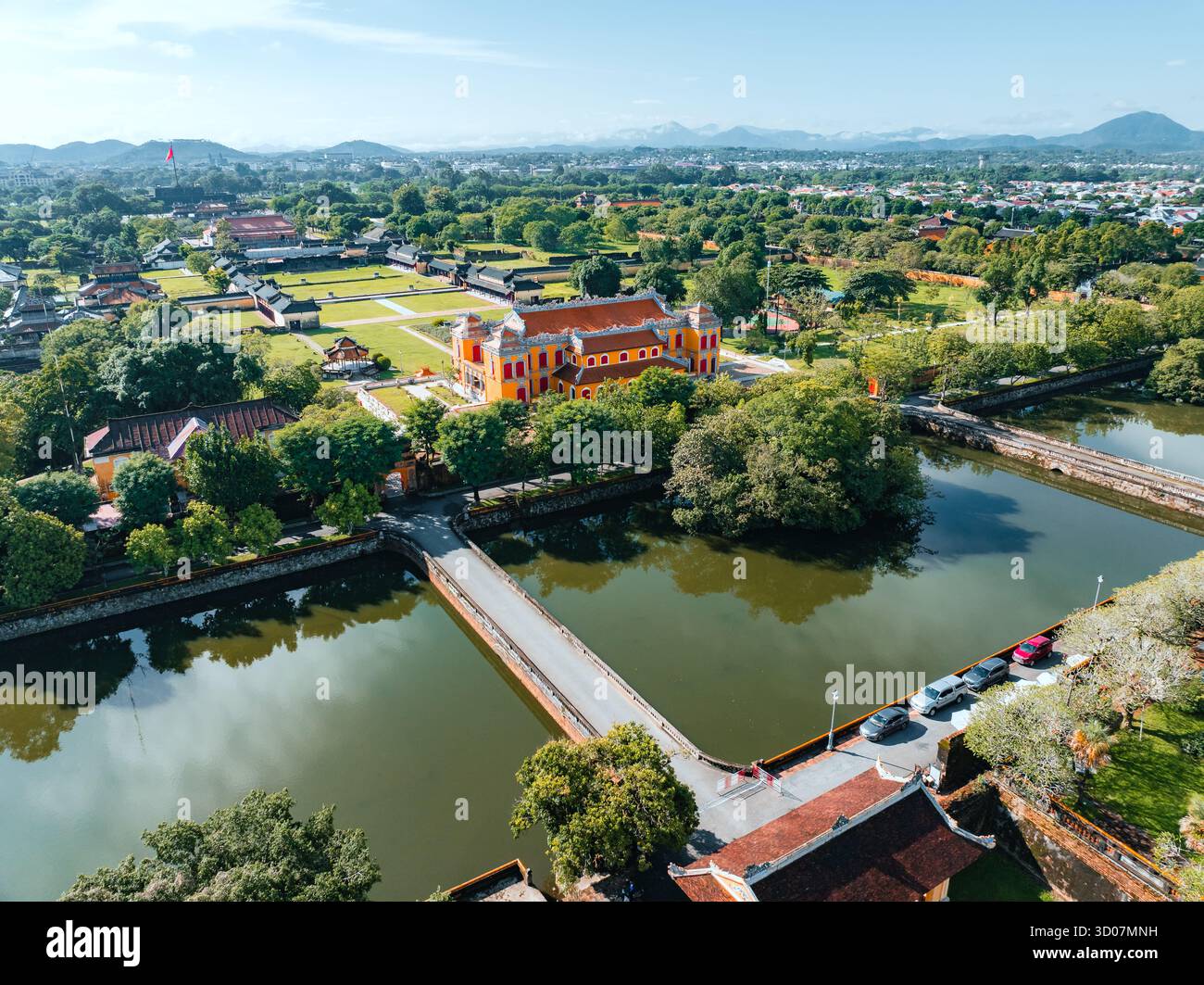 Luftaufnahme der Zitadelle von Hue und Blick auf die Stadt Hue, Vietnam. Königlicher Palast der Nguyen-Dynastie. Reise- und Landschaftskonzept Stockfoto Luftaufnahme der Zitadelle von Hue und Blick auf die Stadt Hue, Vietnam. Königlicher Palast der Nguyen-Dynastie. Reise- und Landschaftskonzept Stockfoto
