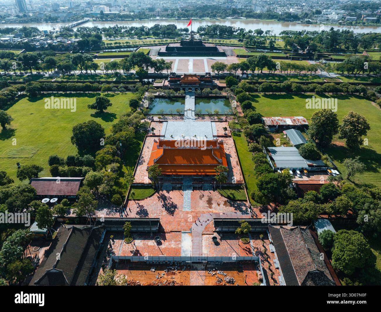 Luftaufnahme der Zitadelle von Hue und Blick auf die Stadt Hue, Vietnam. Königlicher Palast der Nguyen-Dynastie. Reise- und Landschaftskonzept Stockfoto Luftaufnahme der Zitadelle von Hue und Blick auf die Stadt Hue, Vietnam. Königlicher Palast der Nguyen-Dynastie. Reise- und Landschaftskonzept Stockfoto