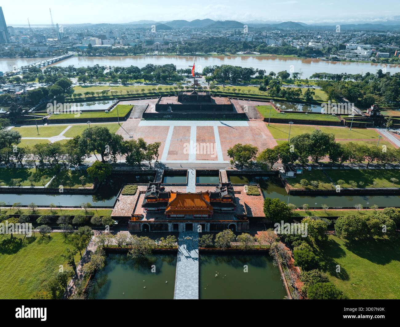 Luftaufnahme der Zitadelle von Hue und Blick auf die Stadt Hue, Vietnam. Königlicher Palast der Nguyen-Dynastie. Reise- und Landschaftskonzept Stockfoto Luftaufnahme der Zitadelle von Hue und Blick auf die Stadt Hue, Vietnam. Königlicher Palast der Nguyen-Dynastie. Reise- und Landschaftskonzept Stockfoto