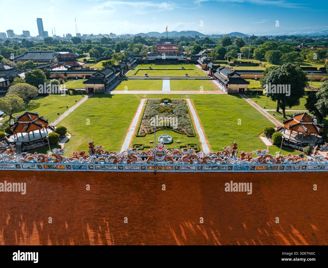 Luftaufnahme der Zitadelle von Hue und Blick auf die Stadt Hue, Vietnam. Königlicher Palast der Nguyen-Dynastie. Reise- und Landschaftskonzept Stockfoto Luftaufnahme der Zitadelle von Hue und Blick auf die Stadt Hue, Vietnam. Königlicher Palast der Nguyen-Dynastie. Reise- und Landschaftskonzept Stockfoto