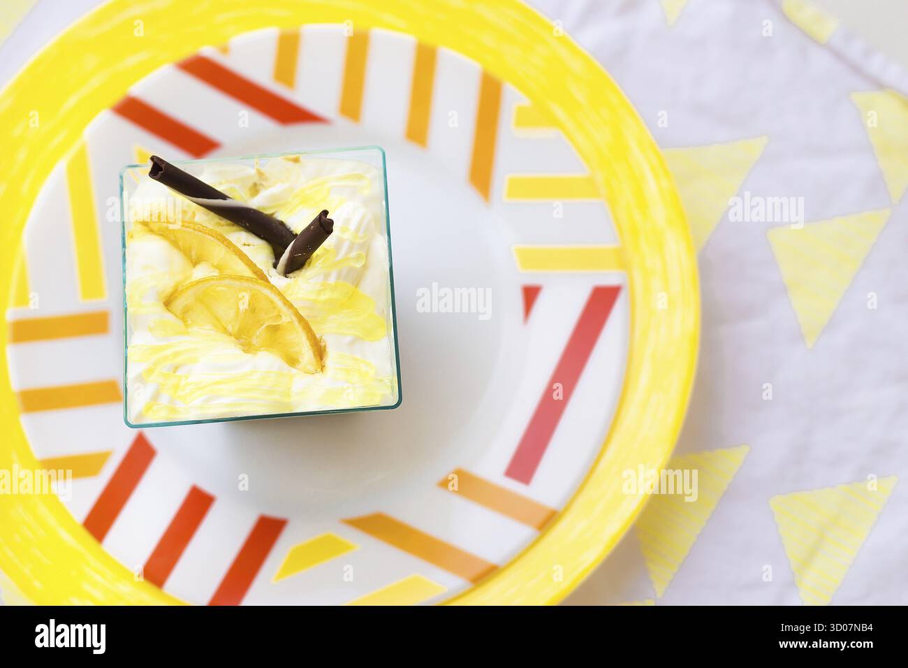 Dessertteller und die gelbe Serviette, Nahaufnahme Stockfoto