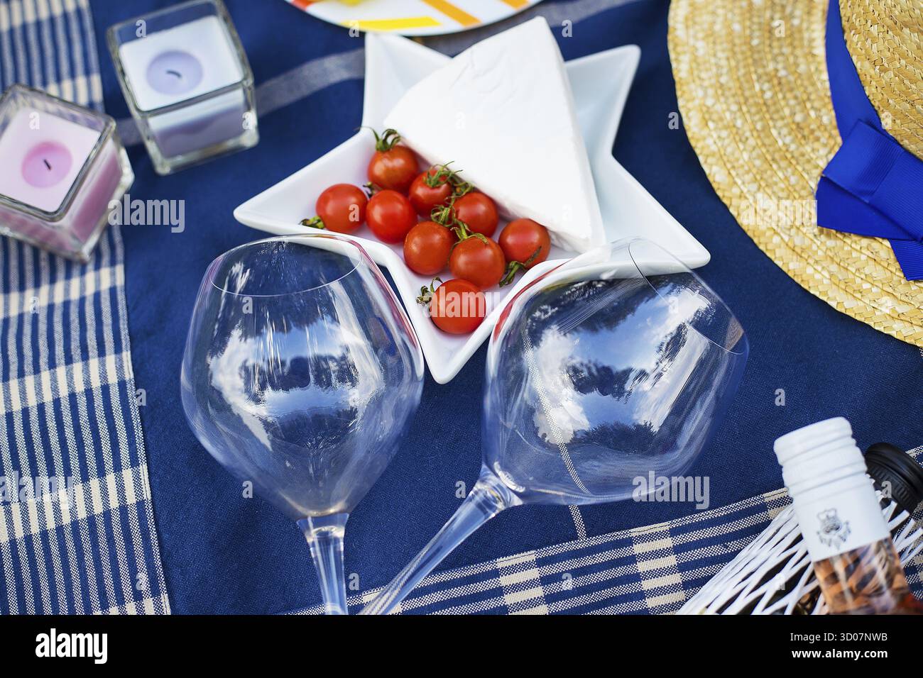 Hier wird ein Sommerpicknick im französischen Stil serviert Stockfoto