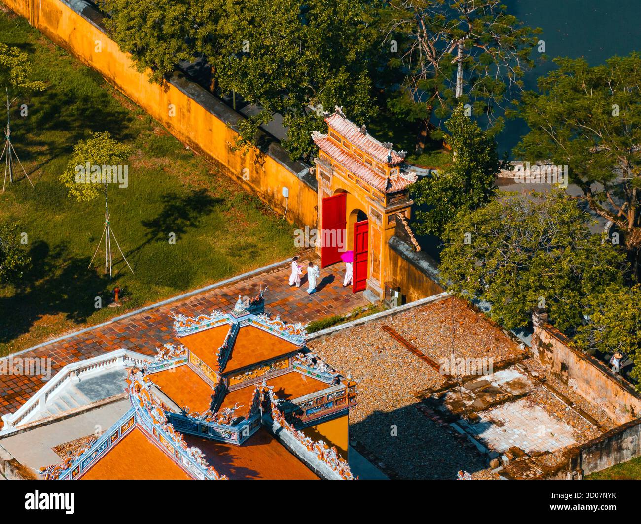 Luftaufnahme der Zitadelle von Hue und Blick auf die Stadt Hue, Vietnam. Königlicher Palast der Nguyen-Dynastie. Reise- und Landschaftskonzept Stockfoto Luftaufnahme der Zitadelle von Hue und Blick auf die Stadt Hue, Vietnam. Königlicher Palast der Nguyen-Dynastie. Reise- und Landschaftskonzept Stockfoto