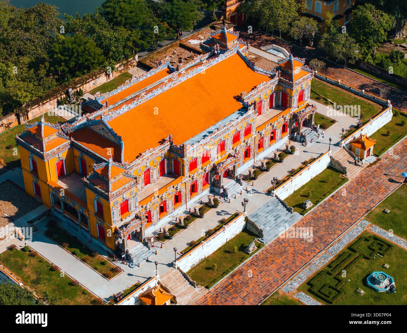 Luftaufnahme der Zitadelle von Hue und Blick auf die Stadt Hue, Vietnam. Königlicher Palast der Nguyen-Dynastie. Reise- und Landschaftskonzept Stockfoto Luftaufnahme der Zitadelle von Hue und Blick auf die Stadt Hue, Vietnam. Königlicher Palast der Nguyen-Dynastie. Reise- und Landschaftskonzept Stockfoto