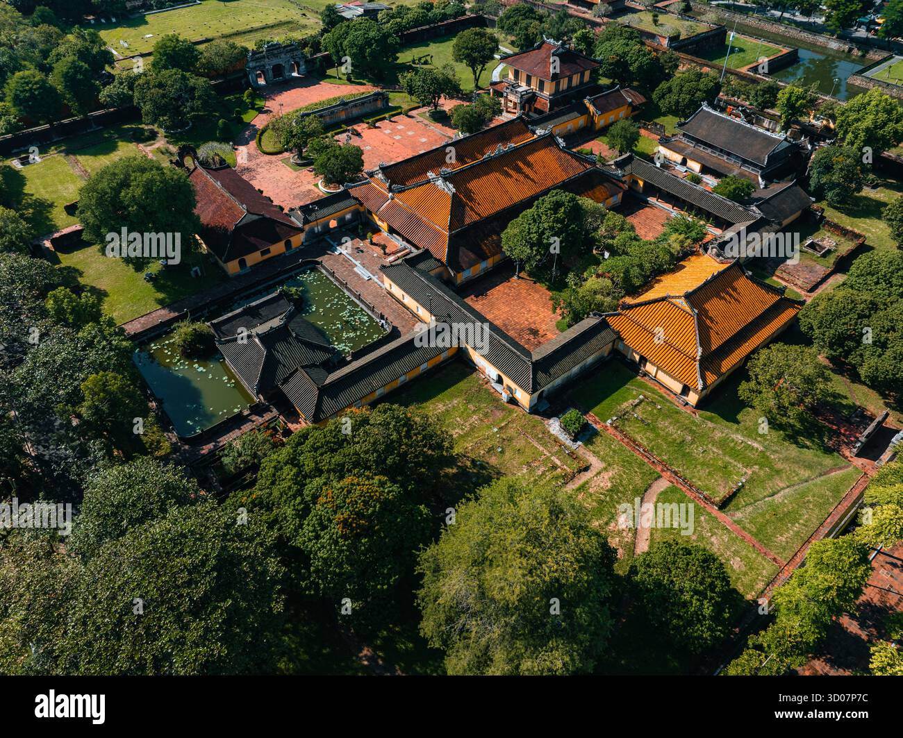 Luftaufnahme der Zitadelle von Hue und Blick auf die Stadt Hue, Vietnam. Königlicher Palast der Nguyen-Dynastie. Reise- und Landschaftskonzept Stockfoto Luftaufnahme der Zitadelle von Hue und Blick auf die Stadt Hue, Vietnam. Königlicher Palast der Nguyen-Dynastie. Reise- und Landschaftskonzept Stockfoto