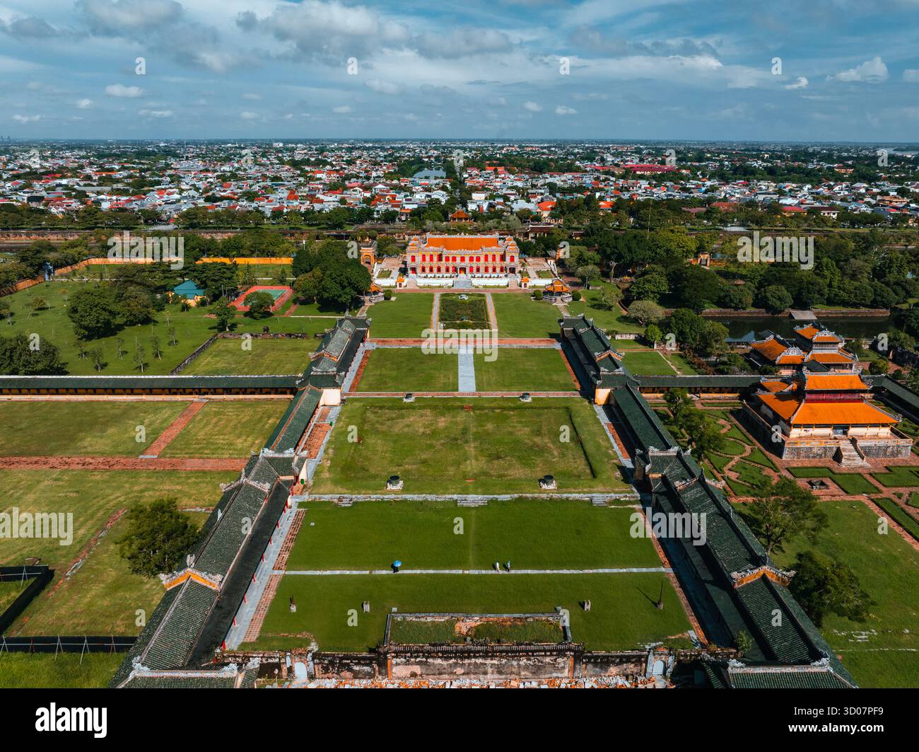 Luftaufnahme der Zitadelle von Hue und Blick auf die Stadt Hue, Vietnam. Königlicher Palast der Nguyen-Dynastie. Reise- und Landschaftskonzept Stockfoto Luftaufnahme der Zitadelle von Hue und Blick auf die Stadt Hue, Vietnam. Königlicher Palast der Nguyen-Dynastie. Reise- und Landschaftskonzept Stockfoto