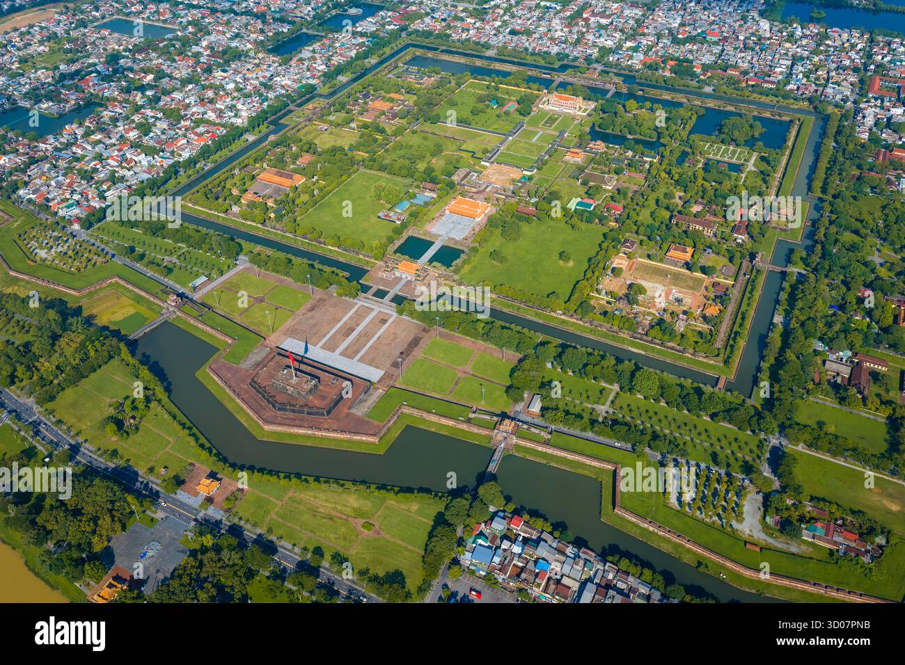 Luftaufnahme der Zitadelle von Hue und Blick auf die Stadt Hue, Vietnam. Königlicher Palast der Nguyen-Dynastie. Reise- und Landschaftskonzept Stockfoto Luftaufnahme der Zitadelle von Hue und Blick auf die Stadt Hue, Vietnam. Königlicher Palast der Nguyen-Dynastie. Reise- und Landschaftskonzept Stockfoto