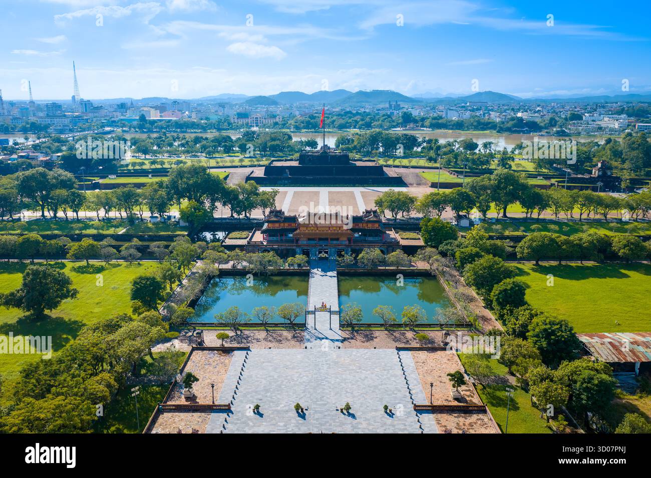Luftaufnahme der Zitadelle von Hue und Blick auf die Stadt Hue, Vietnam. Königlicher Palast der Nguyen-Dynastie. Reise- und Landschaftskonzept Stockfoto Luftaufnahme der Zitadelle von Hue und Blick auf die Stadt Hue, Vietnam. Königlicher Palast der Nguyen-Dynastie. Reise- und Landschaftskonzept Stockfoto