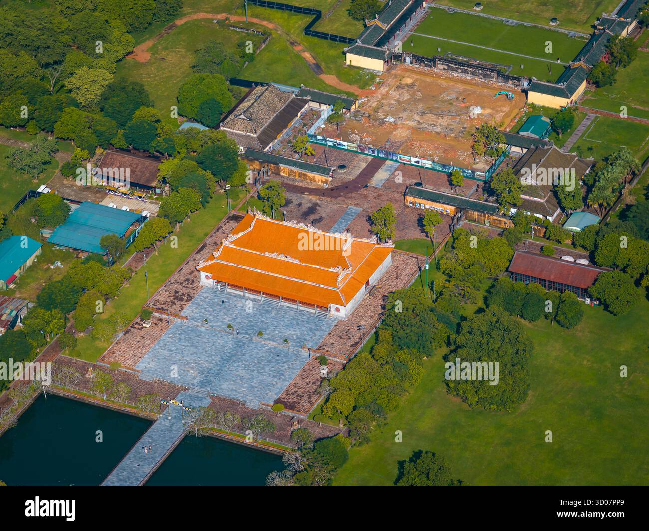 Luftaufnahme der Zitadelle von Hue und Blick auf die Stadt Hue, Vietnam. Königlicher Palast der Nguyen-Dynastie. Reise- und Landschaftskonzept Stockfoto Luftaufnahme der Zitadelle von Hue und Blick auf die Stadt Hue, Vietnam. Königlicher Palast der Nguyen-Dynastie. Reise- und Landschaftskonzept Stockfoto