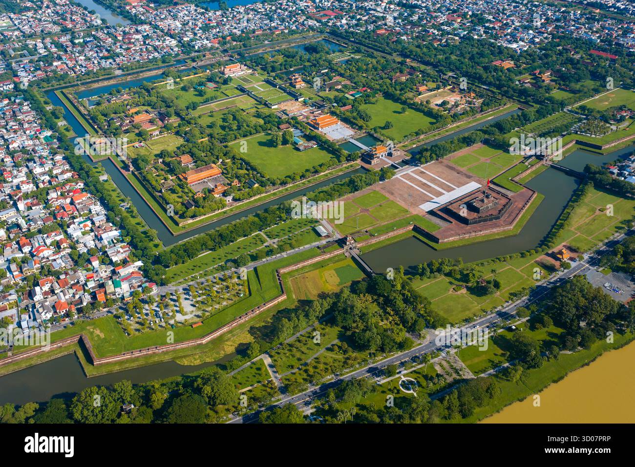 Luftaufnahme der Zitadelle von Hue und Blick auf die Stadt Hue, Vietnam. Königlicher Palast der Nguyen-Dynastie. Reise- und Landschaftskonzept Stockfoto Luftaufnahme der Zitadelle von Hue und Blick auf die Stadt Hue, Vietnam. Königlicher Palast der Nguyen-Dynastie. Reise- und Landschaftskonzept Stockfoto