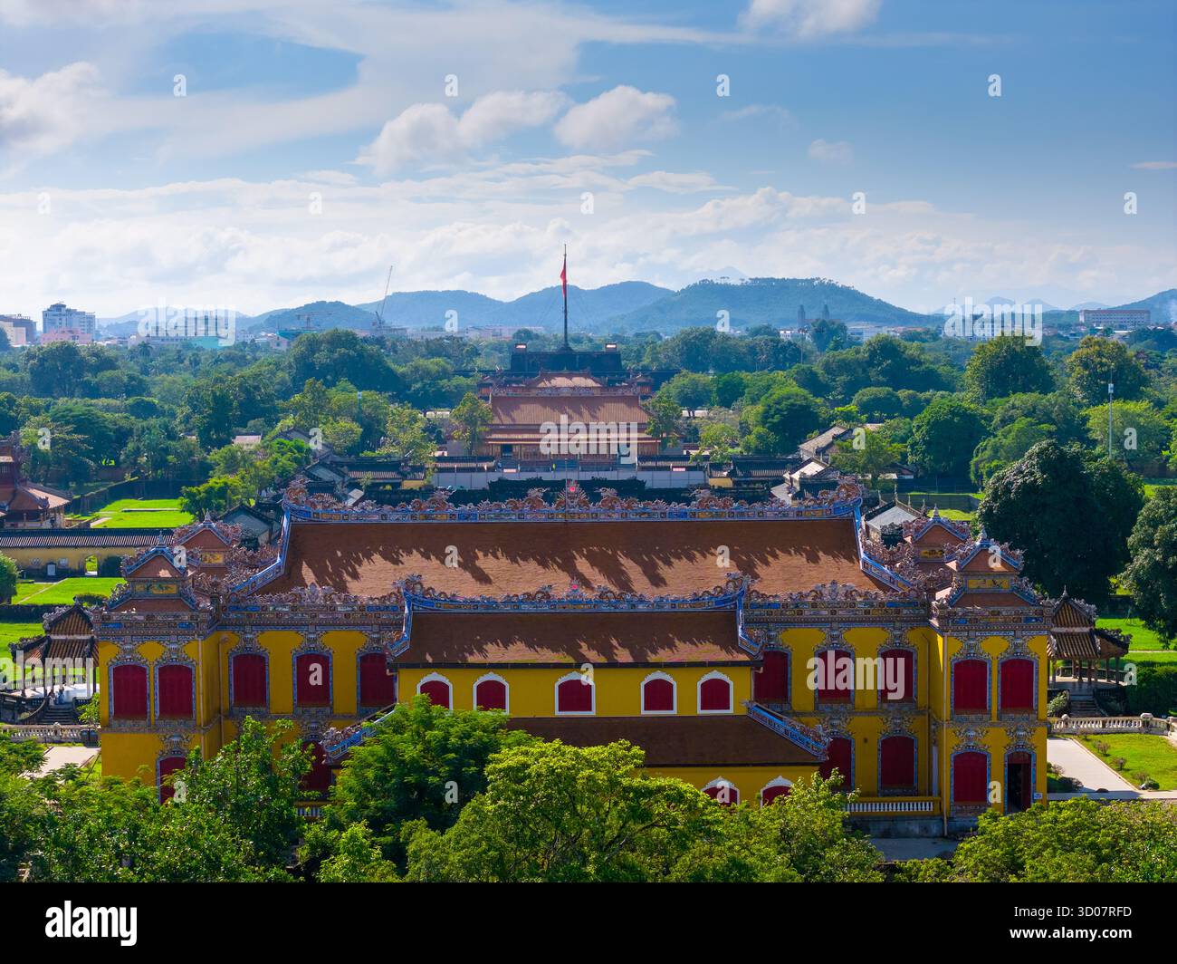 Luftaufnahme der Zitadelle von Hue und Blick auf die Stadt Hue, Vietnam. Königlicher Palast der Nguyen-Dynastie. Reise- und Landschaftskonzept Stockfoto Luftaufnahme der Zitadelle von Hue und Blick auf die Stadt Hue, Vietnam. Königlicher Palast der Nguyen-Dynastie. Reise- und Landschaftskonzept Stockfoto