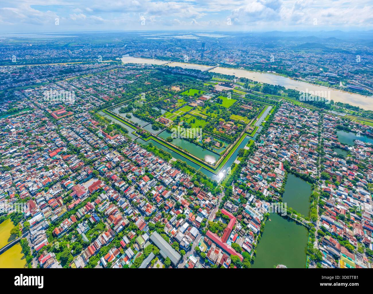 Luftaufnahme der Zitadelle von Hue und Blick auf die Stadt Hue, Vietnam. Königlicher Palast der Nguyen-Dynastie. Reise- und Landschaftskonzept Stockfoto Luftaufnahme der Zitadelle von Hue und Blick auf die Stadt Hue, Vietnam. Königlicher Palast der Nguyen-Dynastie. Reise- und Landschaftskonzept Stockfoto