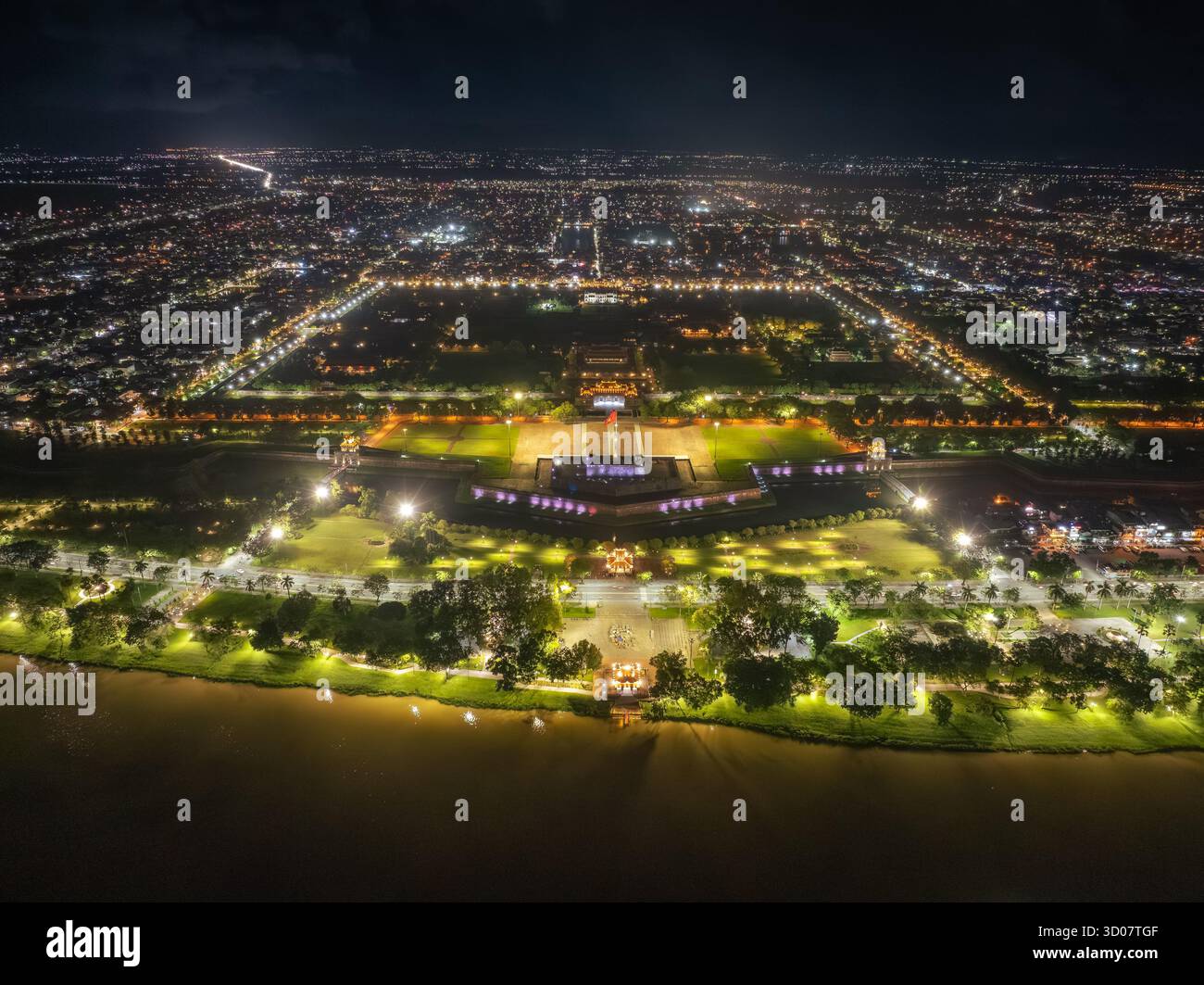 Luftaufnahme der Zitadelle von Hue und Blick auf die Stadt Hue, Vietnam. Königlicher Palast der Nguyen-Dynastie. Reise- und Landschaftskonzept Stockfoto Luftaufnahme der Zitadelle von Hue und Blick auf die Stadt Hue, Vietnam. Königlicher Palast der Nguyen-Dynastie. Reise- und Landschaftskonzept Stockfoto