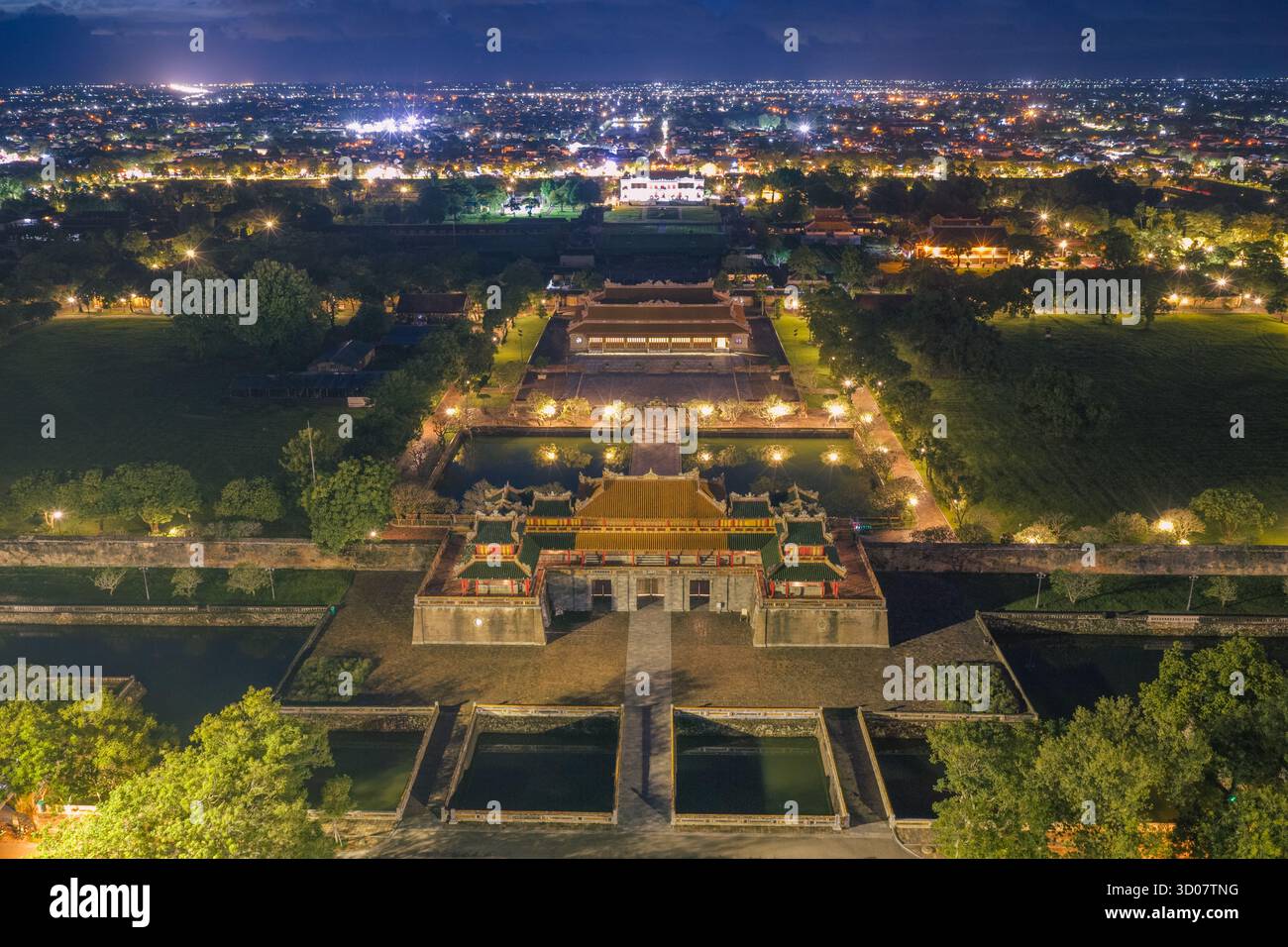 Luftaufnahme der Zitadelle von Hue und Blick auf die Stadt Hue, Vietnam. Königlicher Palast der Nguyen-Dynastie. Reise- und Landschaftskonzept Stockfoto Luftaufnahme der Zitadelle von Hue und Blick auf die Stadt Hue, Vietnam. Königlicher Palast der Nguyen-Dynastie. Reise- und Landschaftskonzept Stockfoto