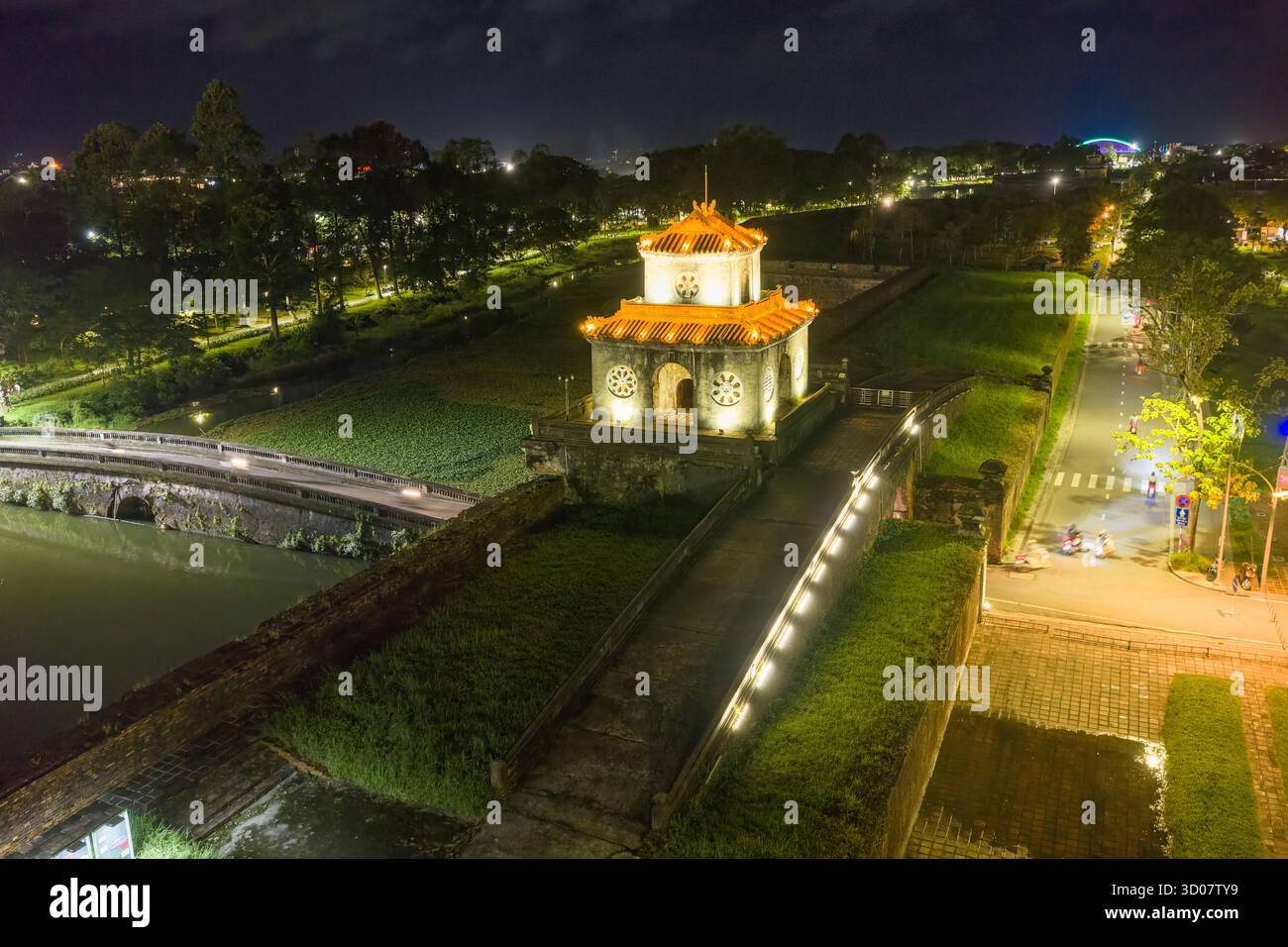 Luftaufnahme der Zitadelle von Hue und Blick auf die Stadt Hue, Vietnam. Königlicher Palast der Nguyen-Dynastie. Reise- und Landschaftskonzept Stockfoto Luftaufnahme der Zitadelle von Hue und Blick auf die Stadt Hue, Vietnam. Königlicher Palast der Nguyen-Dynastie. Reise- und Landschaftskonzept Stockfoto