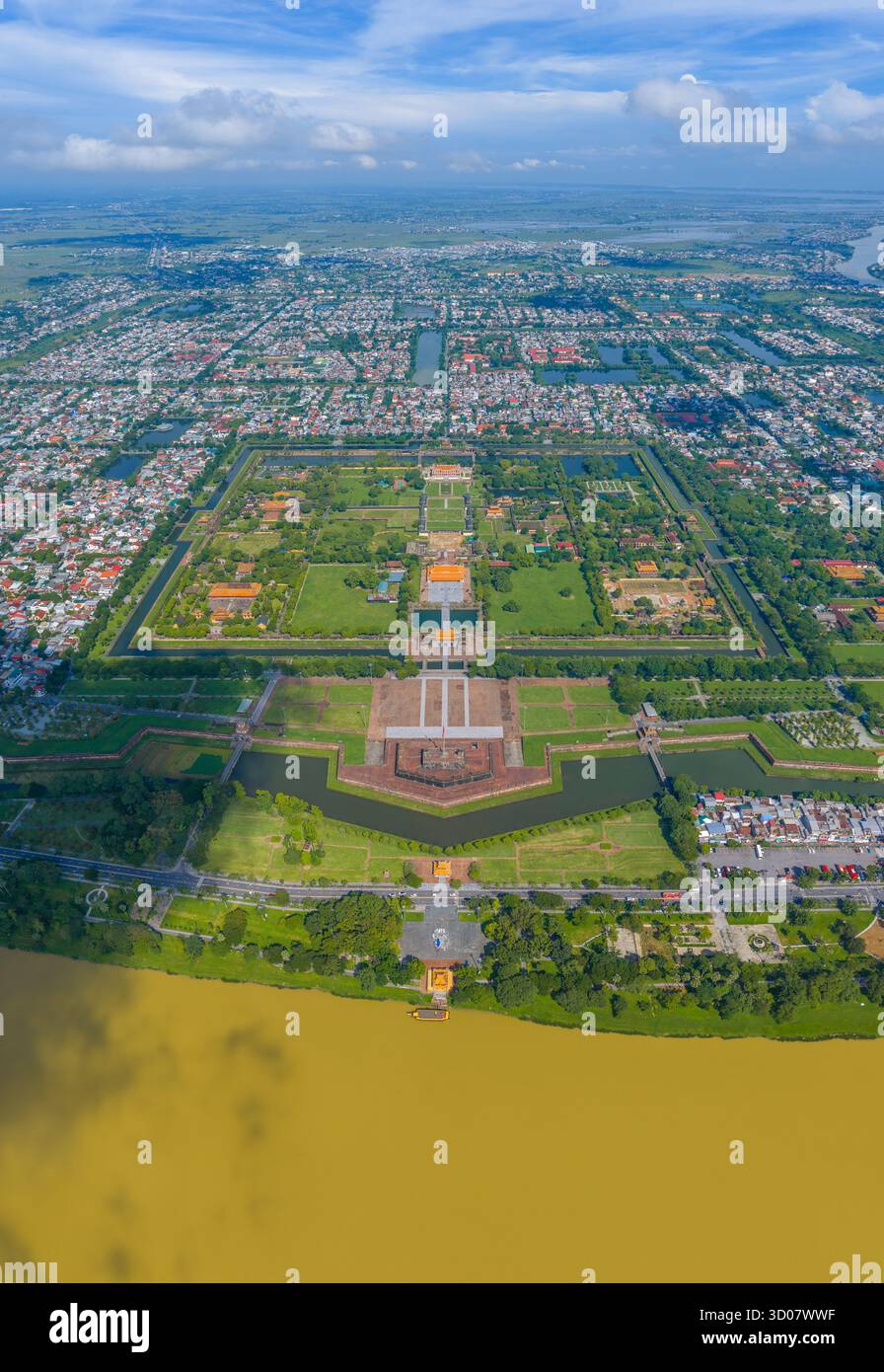 Luftaufnahme der Zitadelle von Hue und Blick auf die Stadt Hue, Vietnam. Königlicher Palast der Nguyen-Dynastie. Reise- und Landschaftskonzept Stockfoto Luftaufnahme der Zitadelle von Hue und Blick auf die Stadt Hue, Vietnam. Königlicher Palast der Nguyen-Dynastie. Reise- und Landschaftskonzept Stockfoto